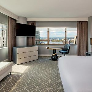 1 Bedroom Executive Suite 1 King City view Corner room